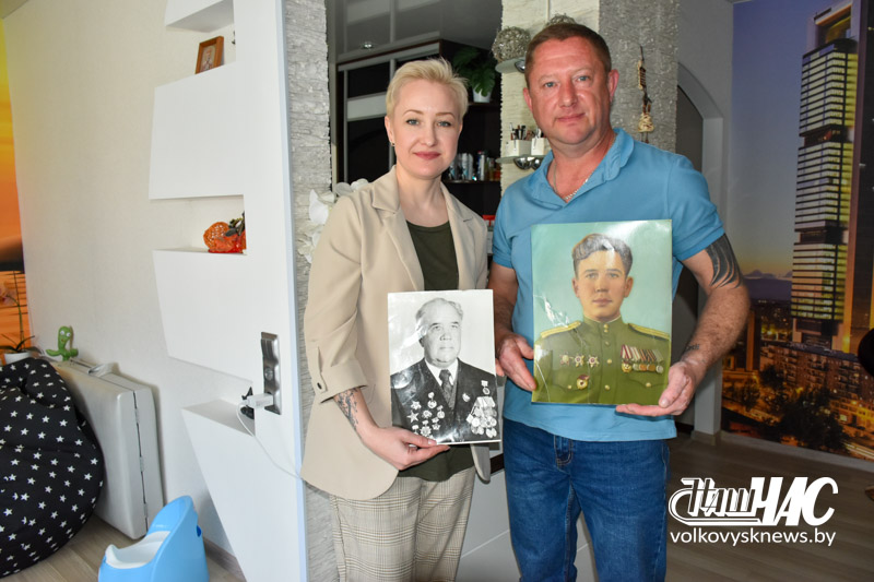 внуки ветерана Андрей и Елена с фотографией дедушки